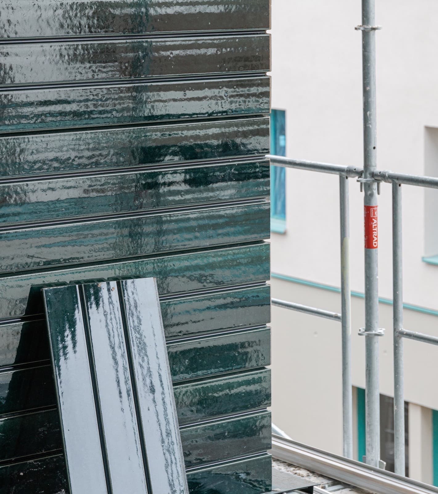 Détail de façade en tuiles vertes émaillées — APLATZ Cavendish